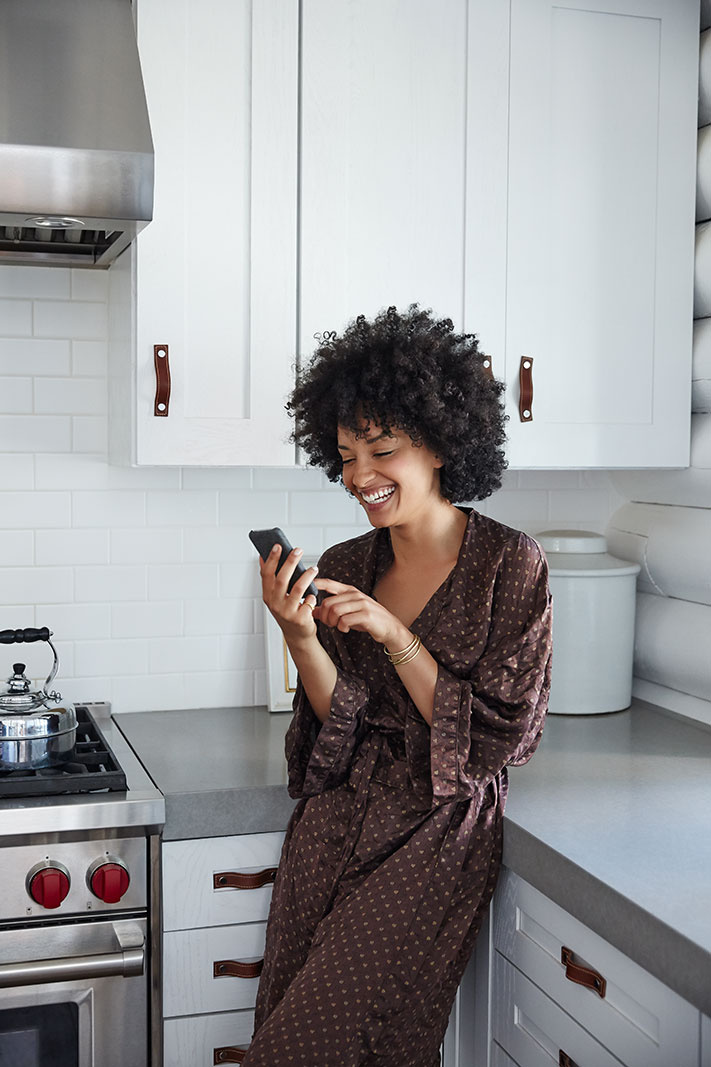 Woman on mobile phone  | Trinette+Chris Photographers