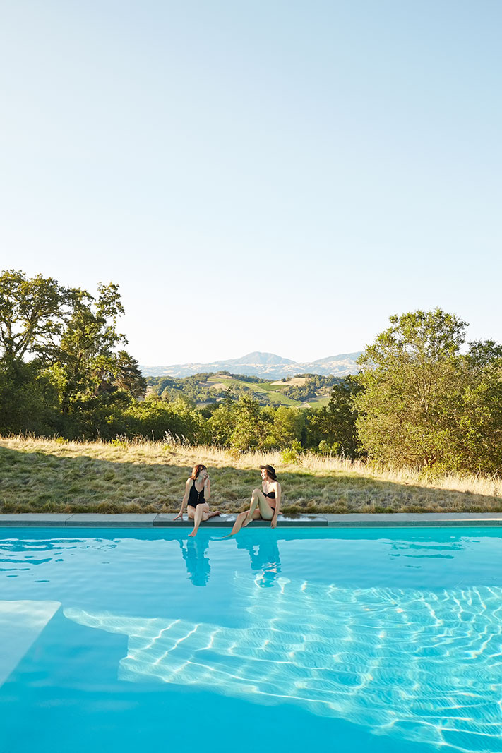 Friends at pool  | Trinette+Chris Photographers